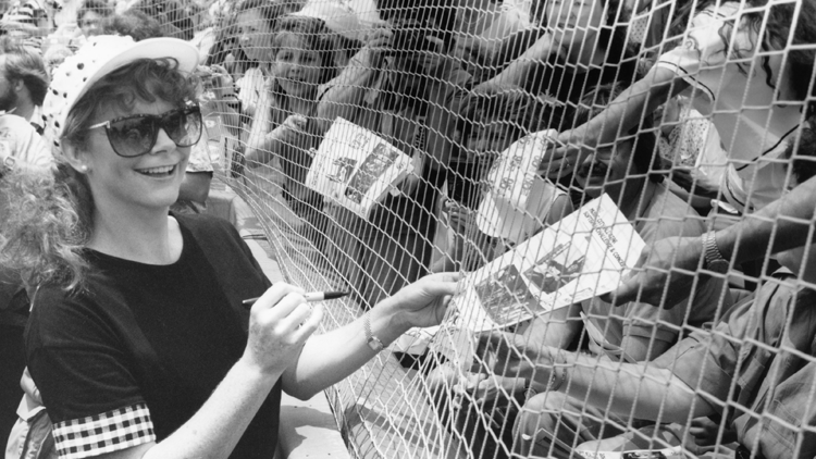 Reba signs autograph of fans through fence 